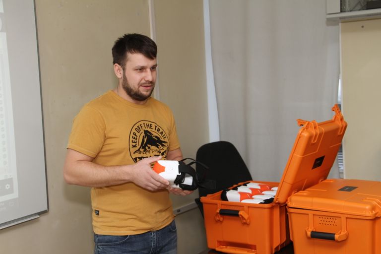Учитель информатики Василий Зарецкий объясняет, как пользоваться VR-очками.