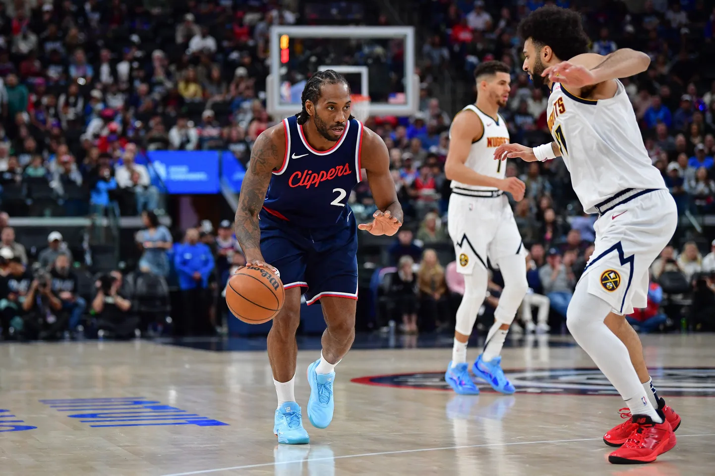 NBA zvaigzne Kavai Lenards (ar bumbu)