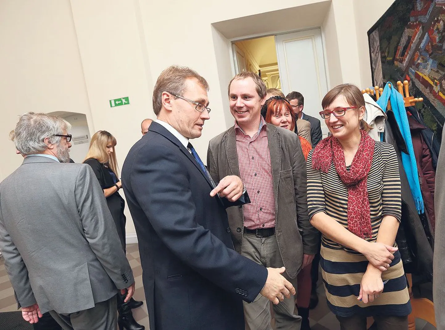 Valimisliitude nimekirjas Tartu volikogusse pääsenud Tõnis Lukas (vasakult), Jüri-Ott Salm, Merle Jääger ja Gea Kangilaski võivad ilma jää­da juba vaid vormistamise küsimusena tundunud õigusest moodustada oma väikesed volikogufraktsioonid, nii Vabakunnal kui Isamaa­li­sel Tartu Kodanikul on volikogus kolm kohta. Pilt on tehtud volikogu esimese istungi ajal raekojas.