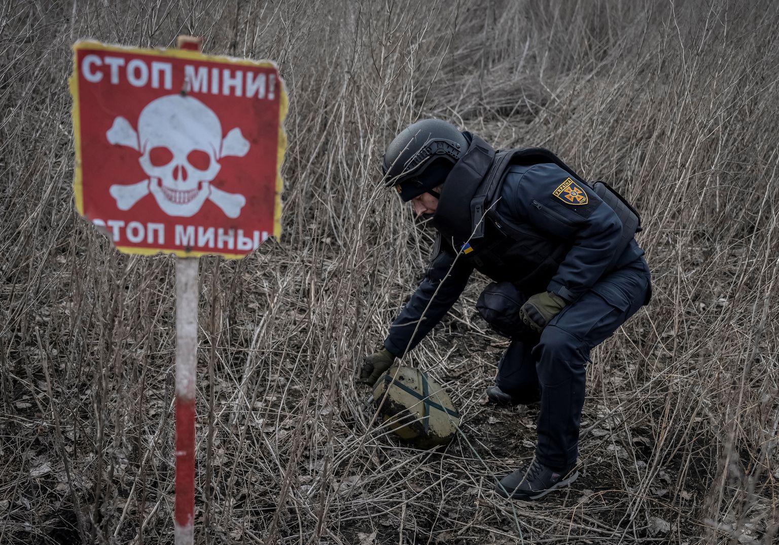 Ukraina demineerija kontrollib maad, et leida miine ja lõhkemata mürske, 21. märtsil 2023.
