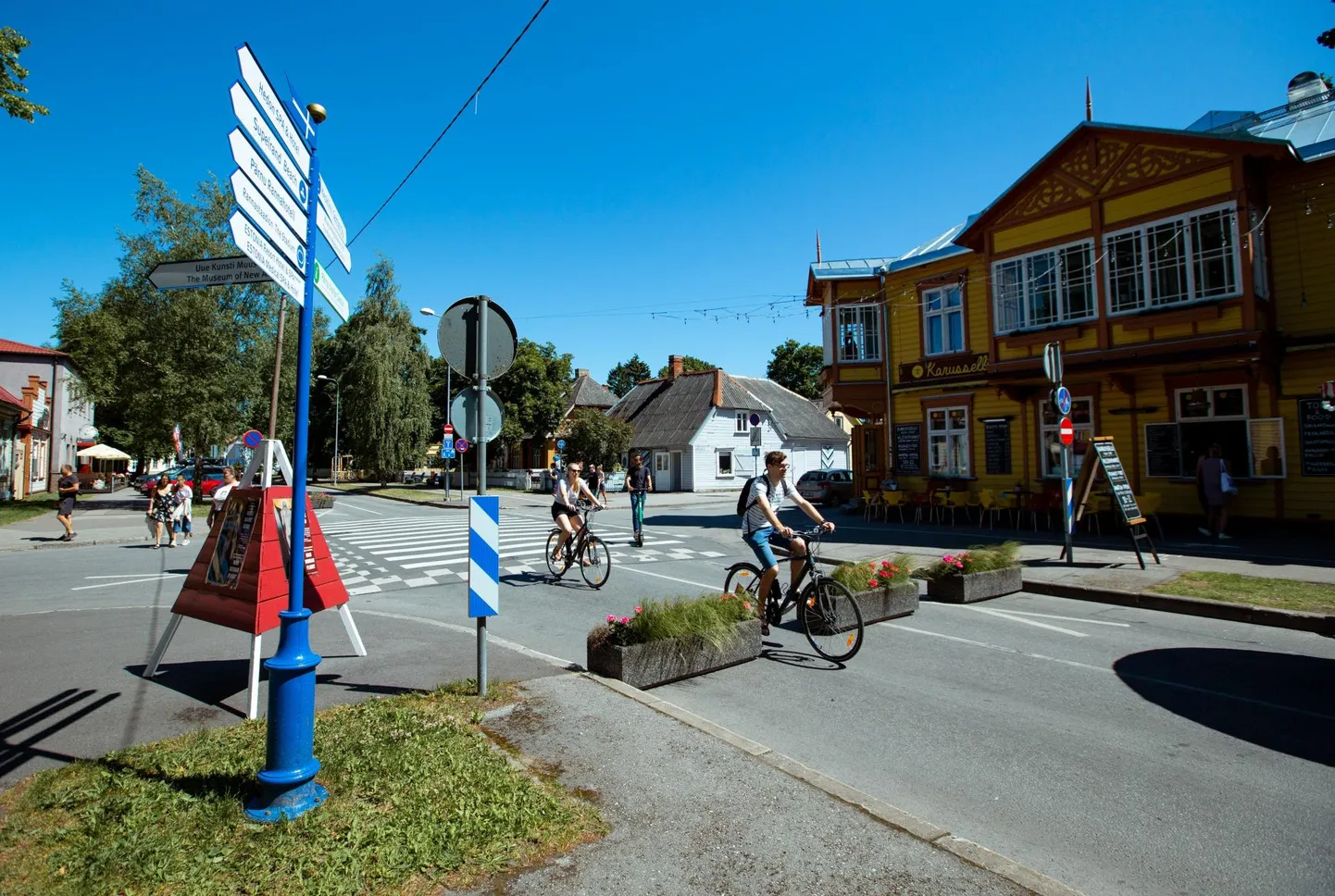 Supeluse tänavale pandi mootorsõidukite sõitu keelavad märgid ja tõkked.