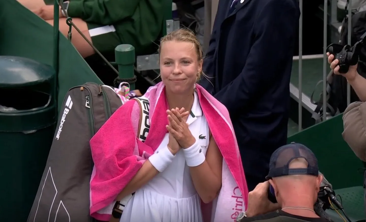 Anett Kontaveit tänas Wimbledoni publikut sooja toetuse eest.