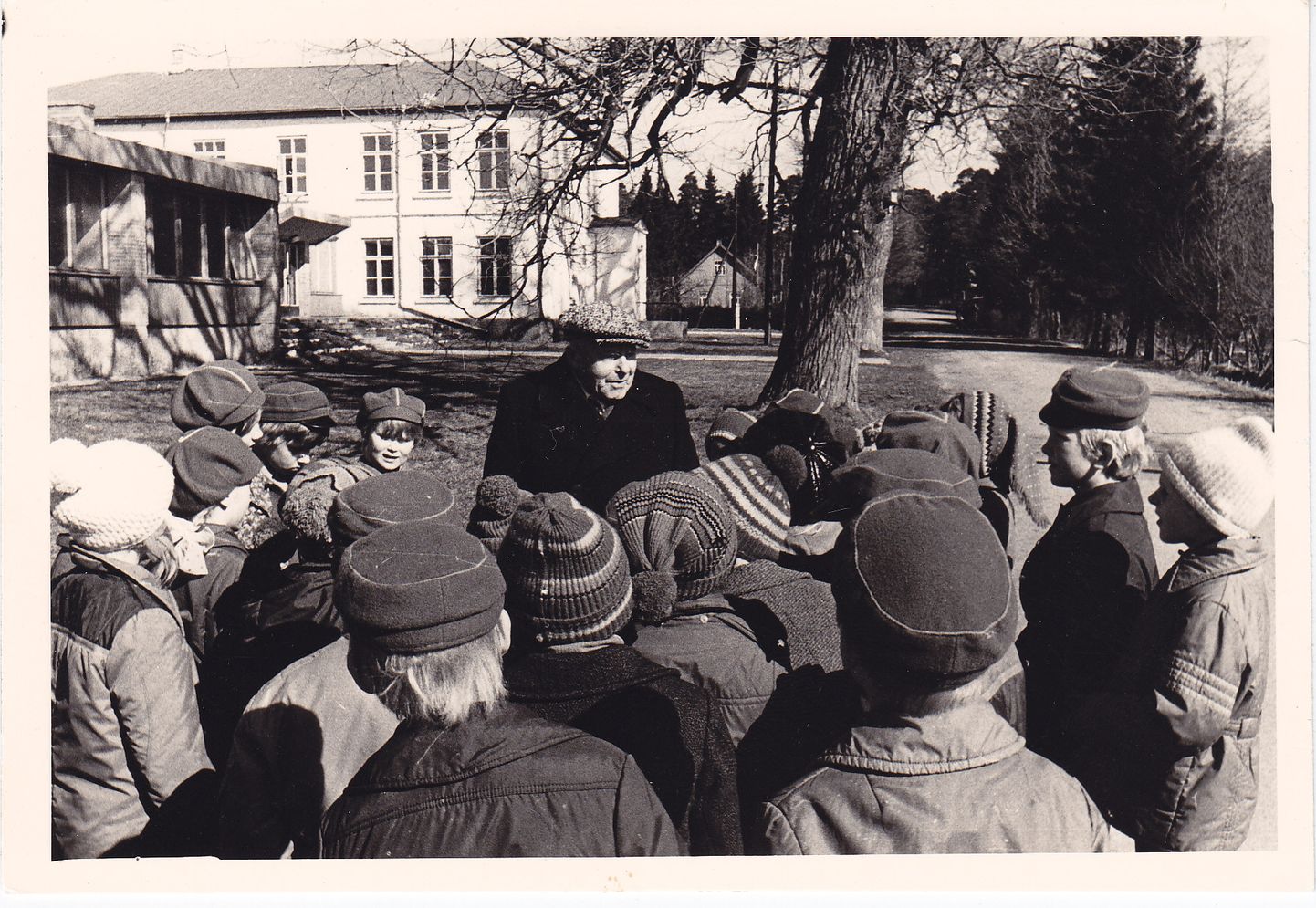 KODUKANDIS: Nikolai Salm kohtumas Kärla kooli õpilastega 1977. aastal.