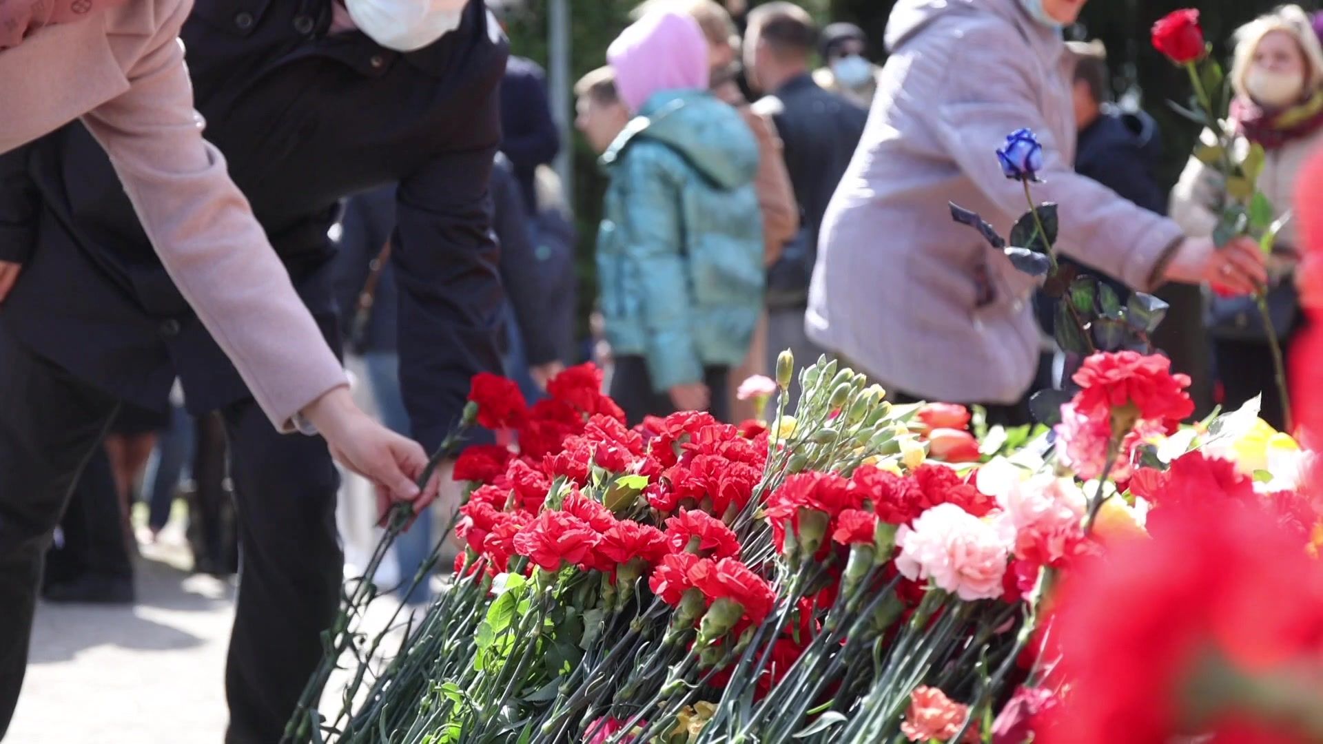 Смотрите, как люди отмечают 9 мая в Таллинне