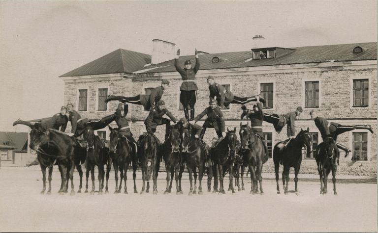 Sõdurid hobuste seljas püramiidi tegemas 1920ndatel aastatel.