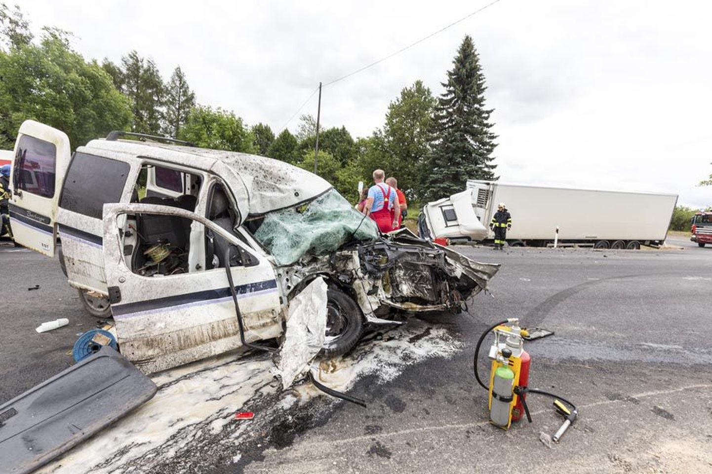 Viljandist Mustlasse viiva maantee alguses juhtunud õnnetuse tagajärjel paiskus raskeveok sügavasse kraavi ning moonutas Citroëni nina tundmatuseni. Sõidukite tükid paiskusid ristmikust mitmesaja meetri kaugusele.