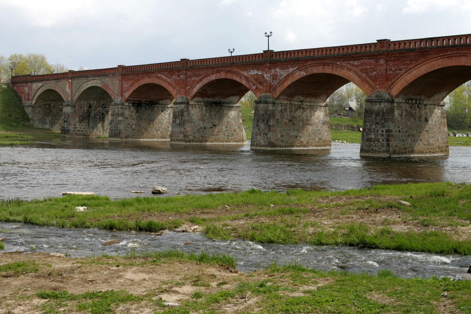 Kuldīgas tilts, kas ir trešais garākais Eiropā un otrs vecākais ķieģeļu velvju tilts Latvijā.