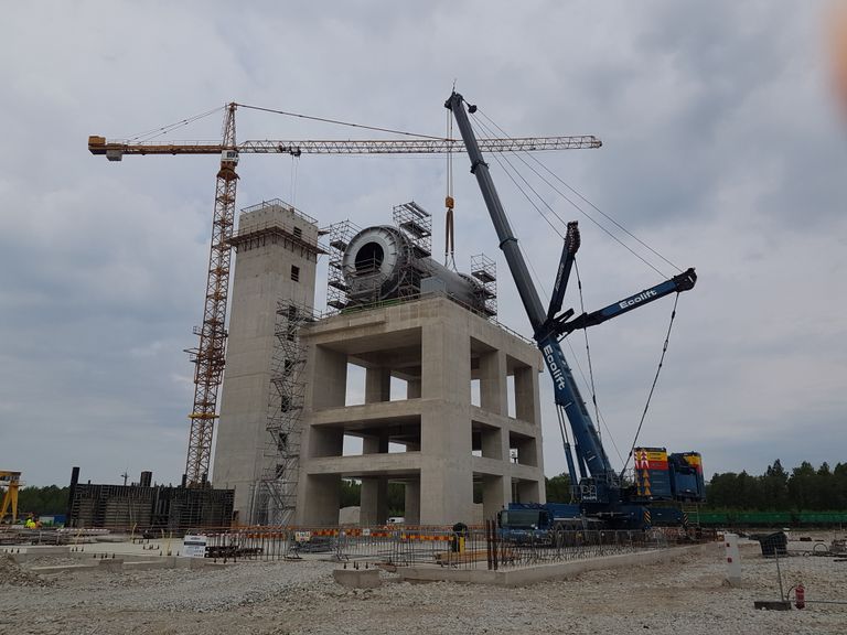 Монтаж реактора - «сердца» нового завода Enefit, июнь 2022 года.