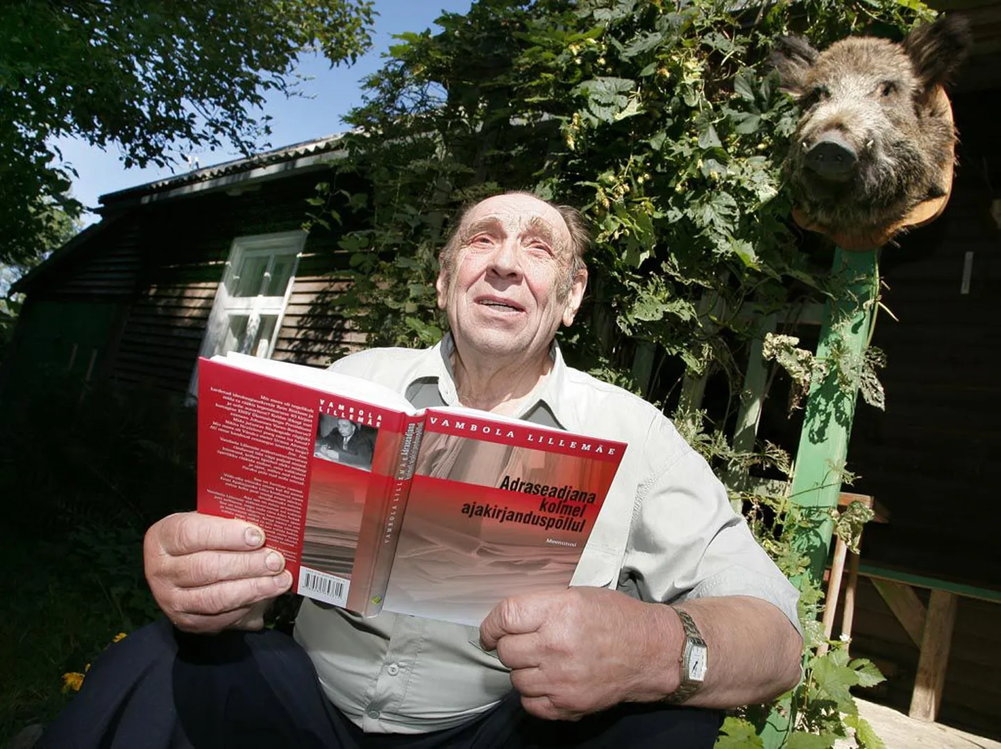 Kuusiku talus mesilasi pidav ja uhke dendropargi rajanud Vambola Lillemäe avaldas mullu oma 40 aastat kestnud ajakirjanikuteed meenutava raamatu.