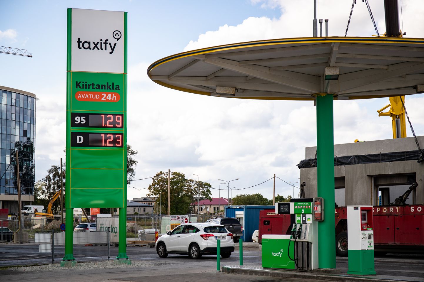 Tallinnas avati Taxify nime all tankla, kuhu kütust tarnib Olerex.