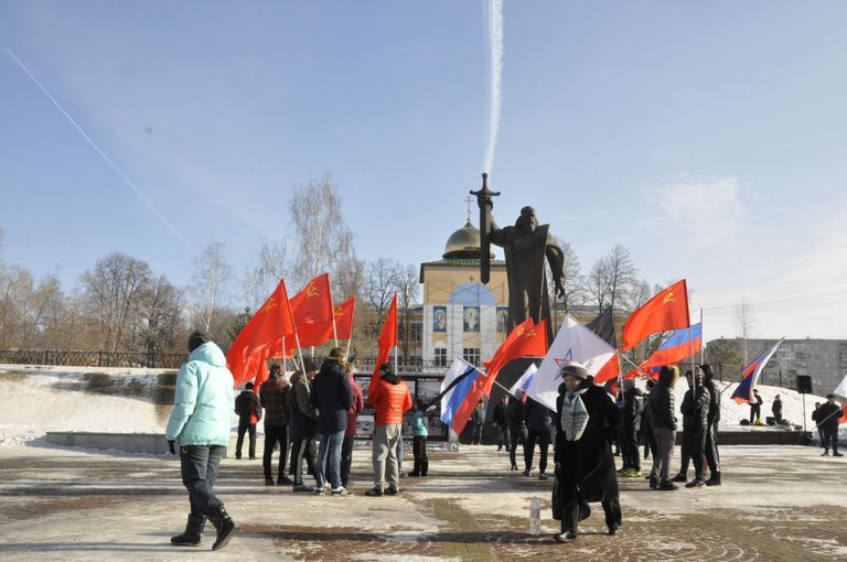 Kohaliku Antimaidani korraldatud Venemaa riikliku püha, isamaapäeva tähistamine Jekaterinburgi kesklinna lähedal. Punalipud õigeusu kiriku taustal.