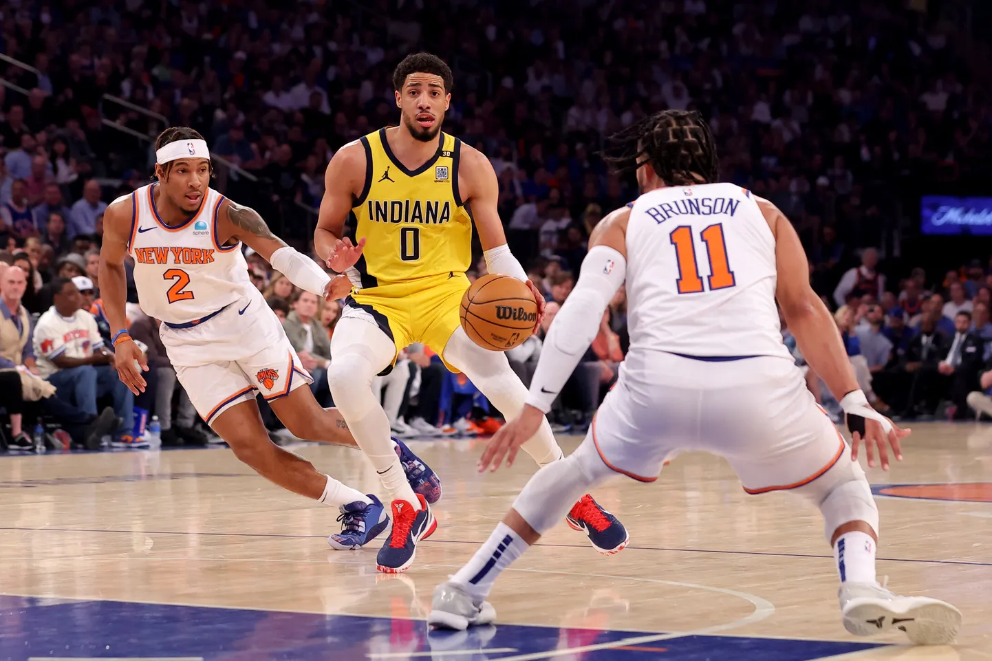 NBA zvaigzne Tairīss Halibērtons (centrā ar bumbu)