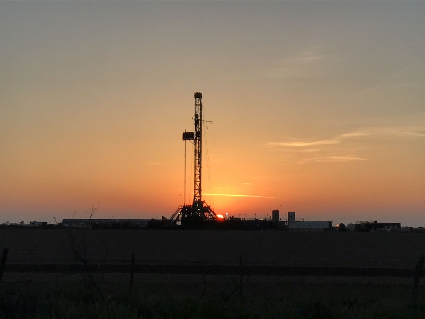 Texase päikesetõus naftatorni taustal 2017. aasta 3. mai varahommikul.