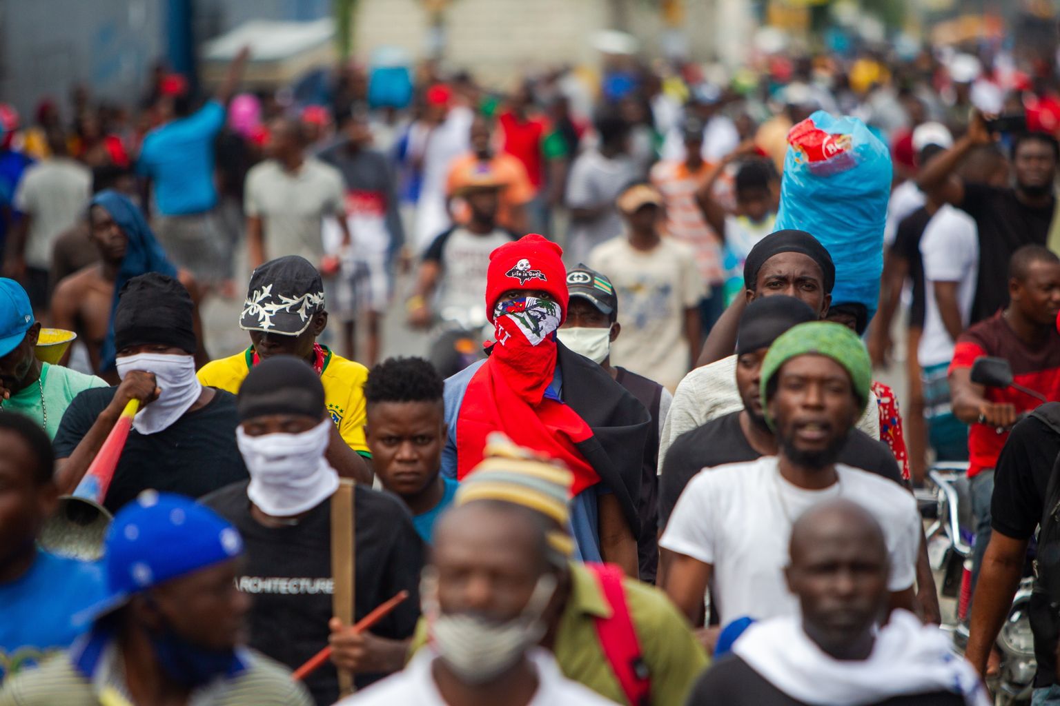 Valitsusvastased meeleavaldajad pealinna Port-au-Prince´i tänavatel.