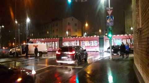 Fotod: Majaka tänaval juhtus õnnetus trammi ja auto vahel