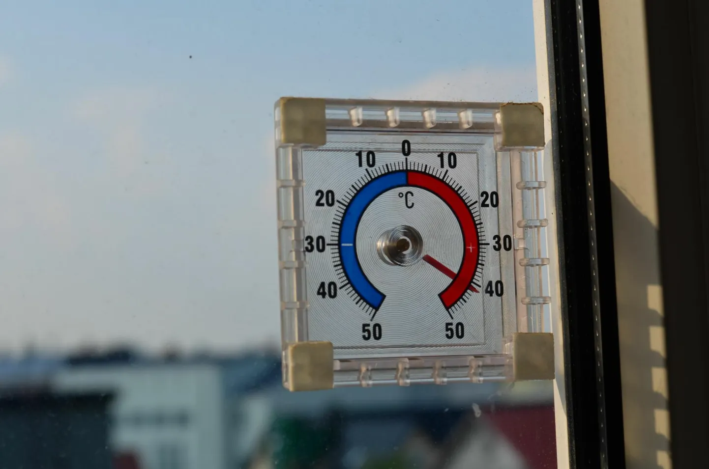 Kuigi päikese käes võib termomeetri näit küüninda ka üle 40 soojakraadi, on Eesti ametlik rekord 35,6 °C.
