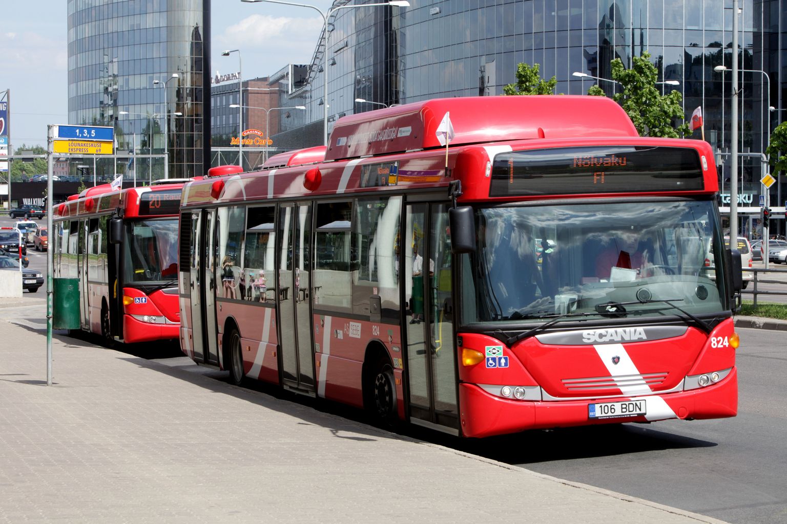 Tartu linnaliine teenindavad bussid Kaubamaja peatuses.