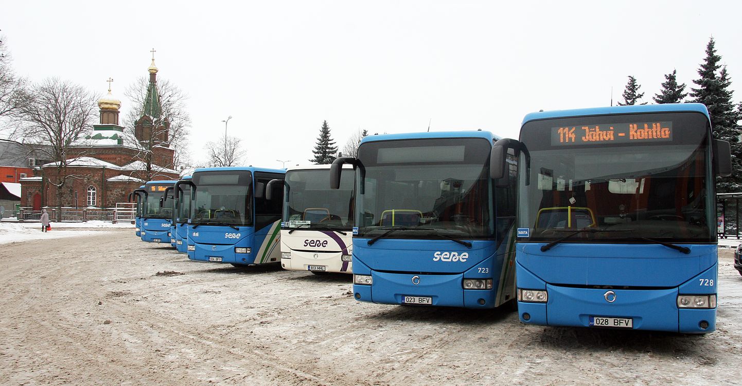Обслуживающие ида-вируские уездные линии автобусы на Йыхвиской автостанции.