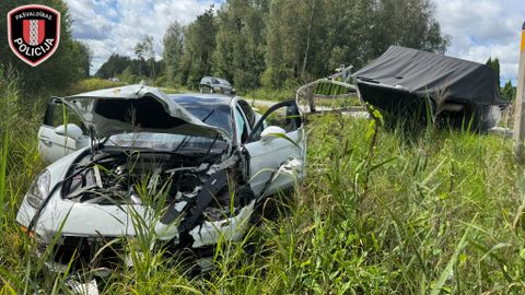V Latviji voznik Porscheja povzročil nesrečo in pobegnil, v avtomobilu pa pustil otroke