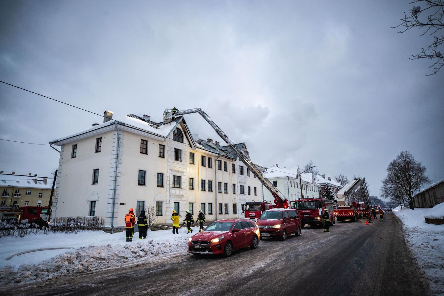 Tulekahju Kotka 18 majas oli nii ulatuslik, et kohale tuli kaksteist päästemeeskonda. Nüüd on hoone aga elamiskõlbmatu.
