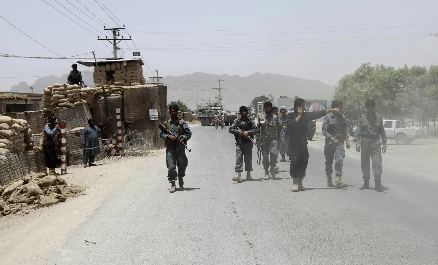 Afgaani politseinikud turvamas plahvatuse toimumispaika.
