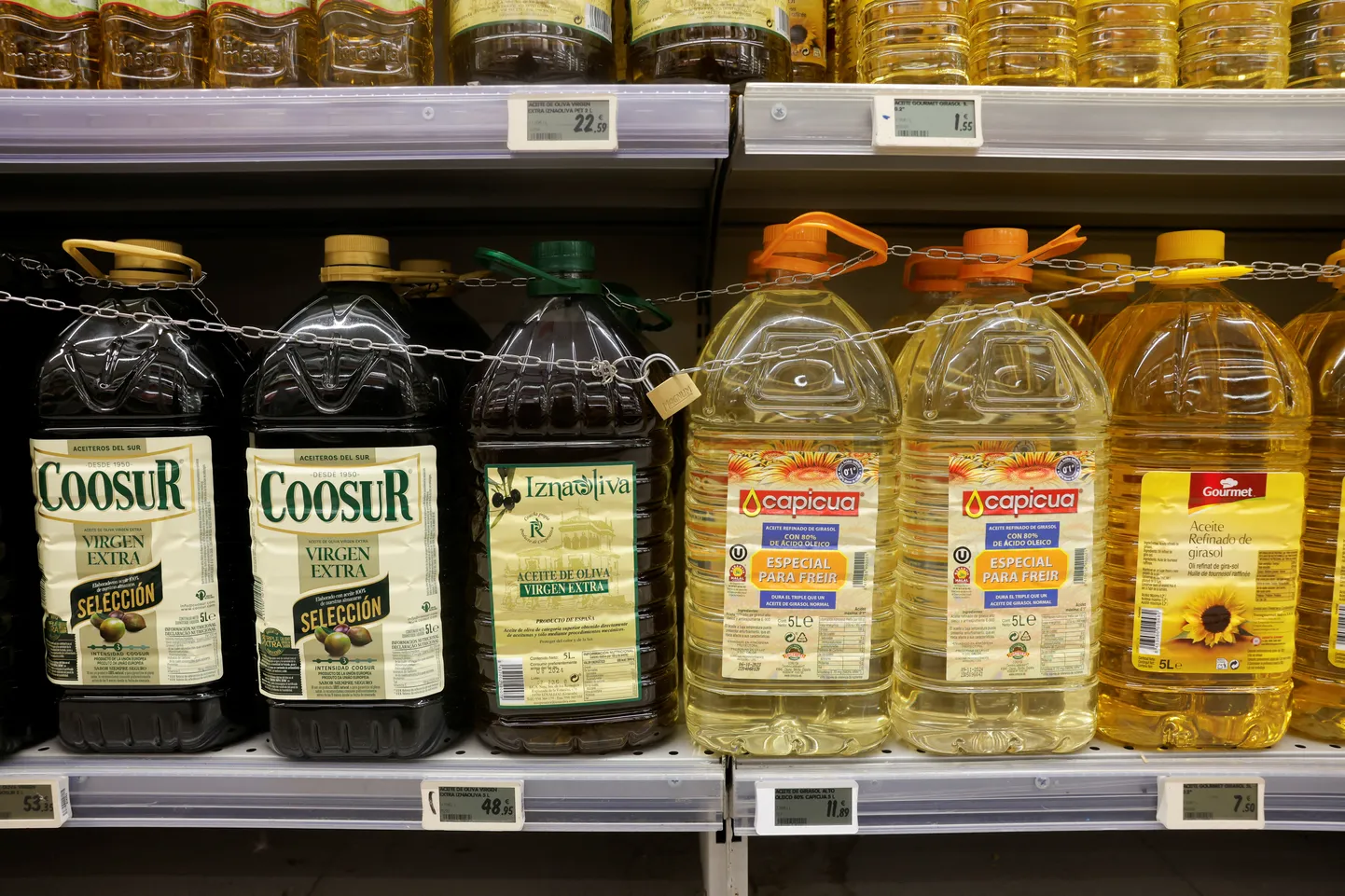 Бутылки с маслом в магазинах Tu Super теперь под замком.