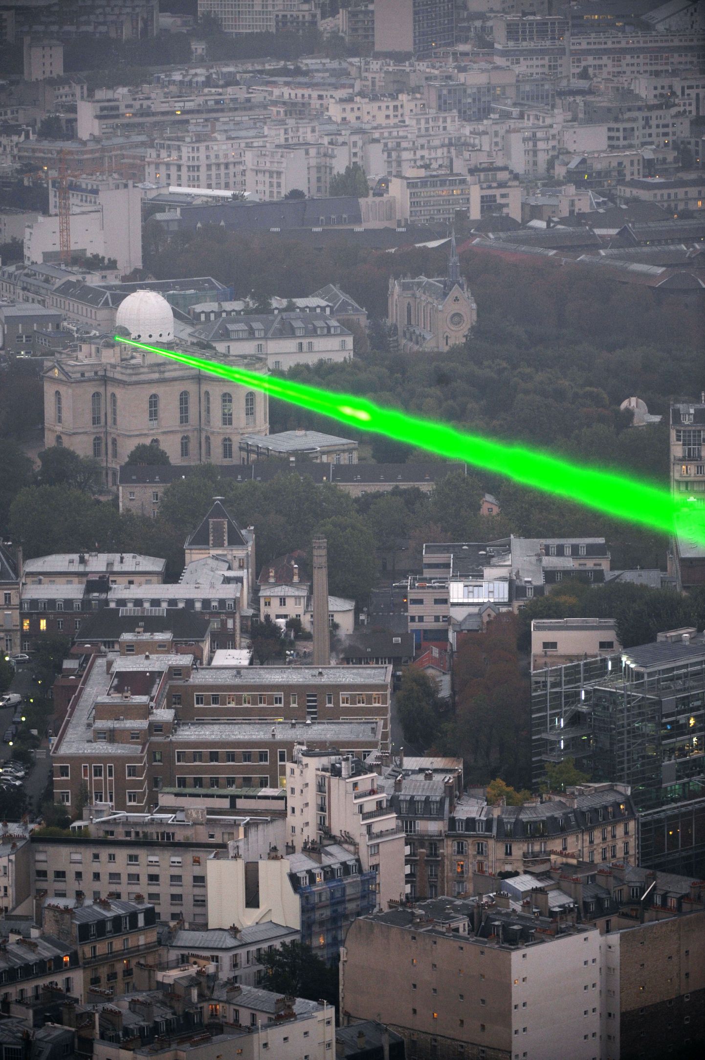 Pariisi Ladina kvartalis asuvast observatooriumist edastatud laserkiir.