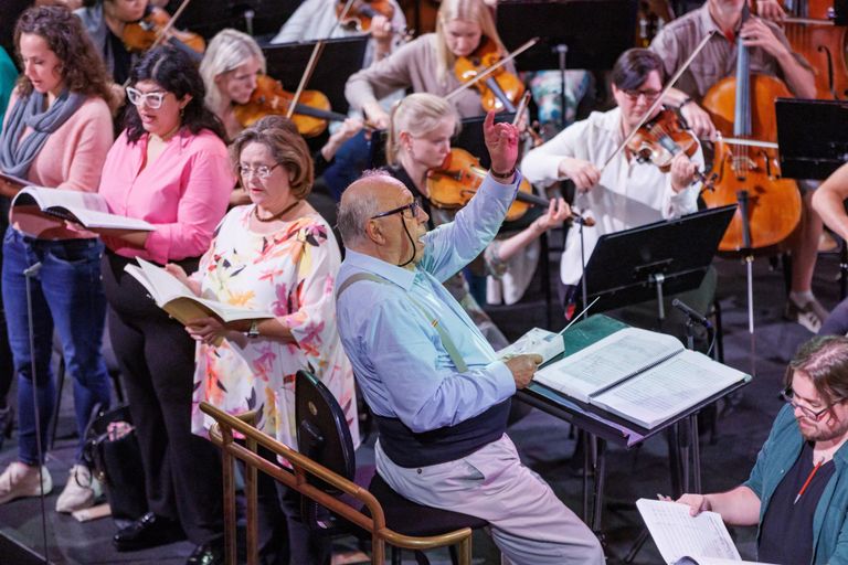 Pildil Mahleri 8. sümfoonia esimene ühisproov Estonia kontserdisaalis. Paar nädalat pärast 8. sümfoonia ettekannet esitab pea sama koosseis Neeme Järvi käe all kolossaalse ülestõusmissümfoonia.