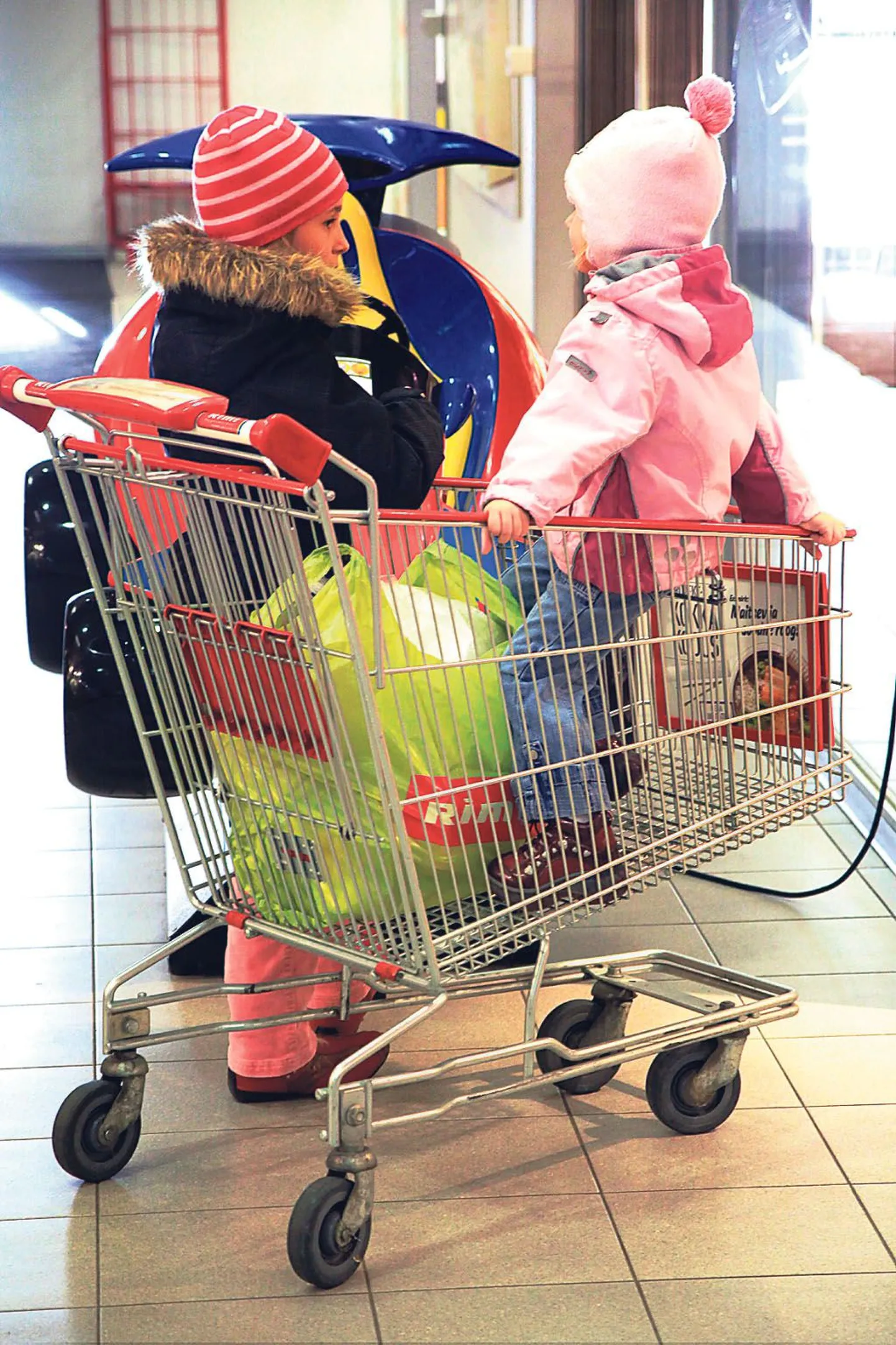 Ostukärus seista on lapsele ohtlik.