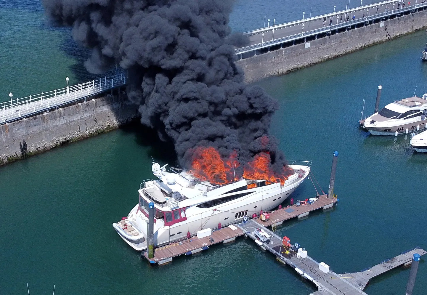 Torquay'i jahisadamas süttis superjaht.