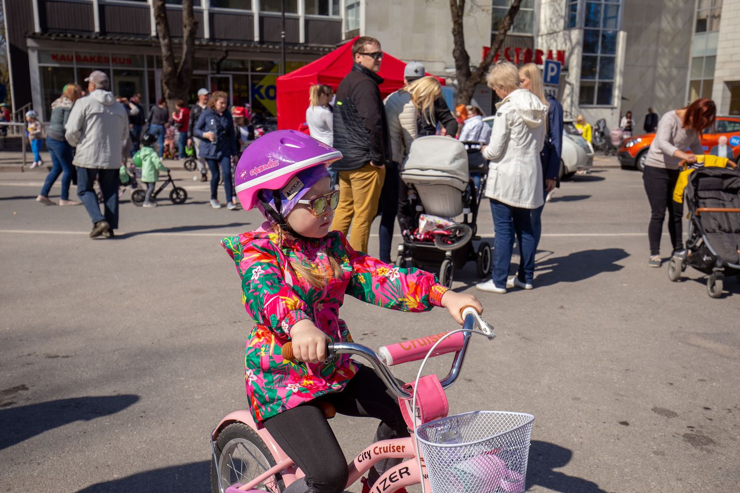 Traditsiooniliselt 1. mail peetav eelkooliealiste laste rattasõit lükkus tänavu koroonaviiruse tõttu 1. augustile.