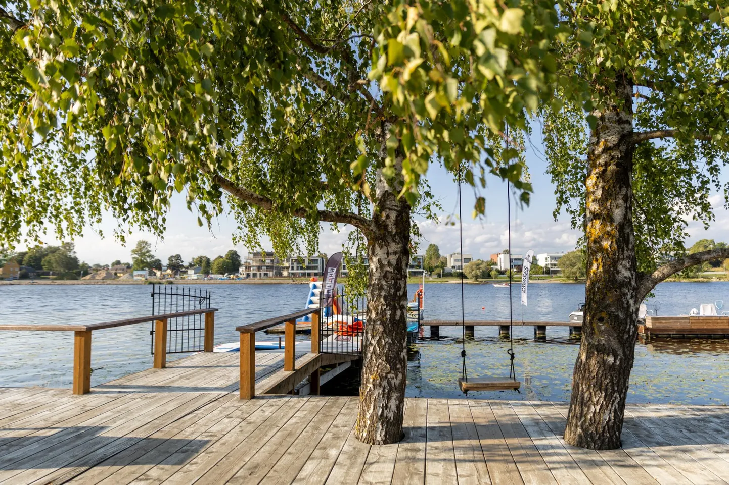 Just siin, kust kiikujale avaneb sulnis vaade Pärnu jõele, toimus mullu augustis ehmatav rahapommimise juhtum, kus alaealine tütarlaps valis ohvriks endast nooremad tüdrukud.
