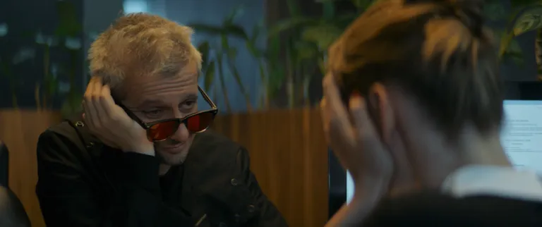Константин Богомолов и Мария Карпова в сериале "Псих"