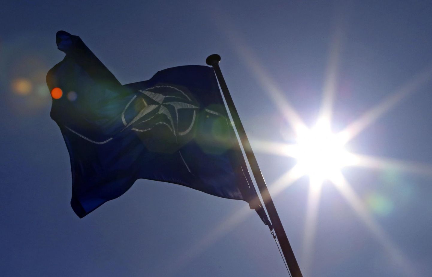 14. juunil leiab aset NATO tippkohtumine. NATO lipp.
