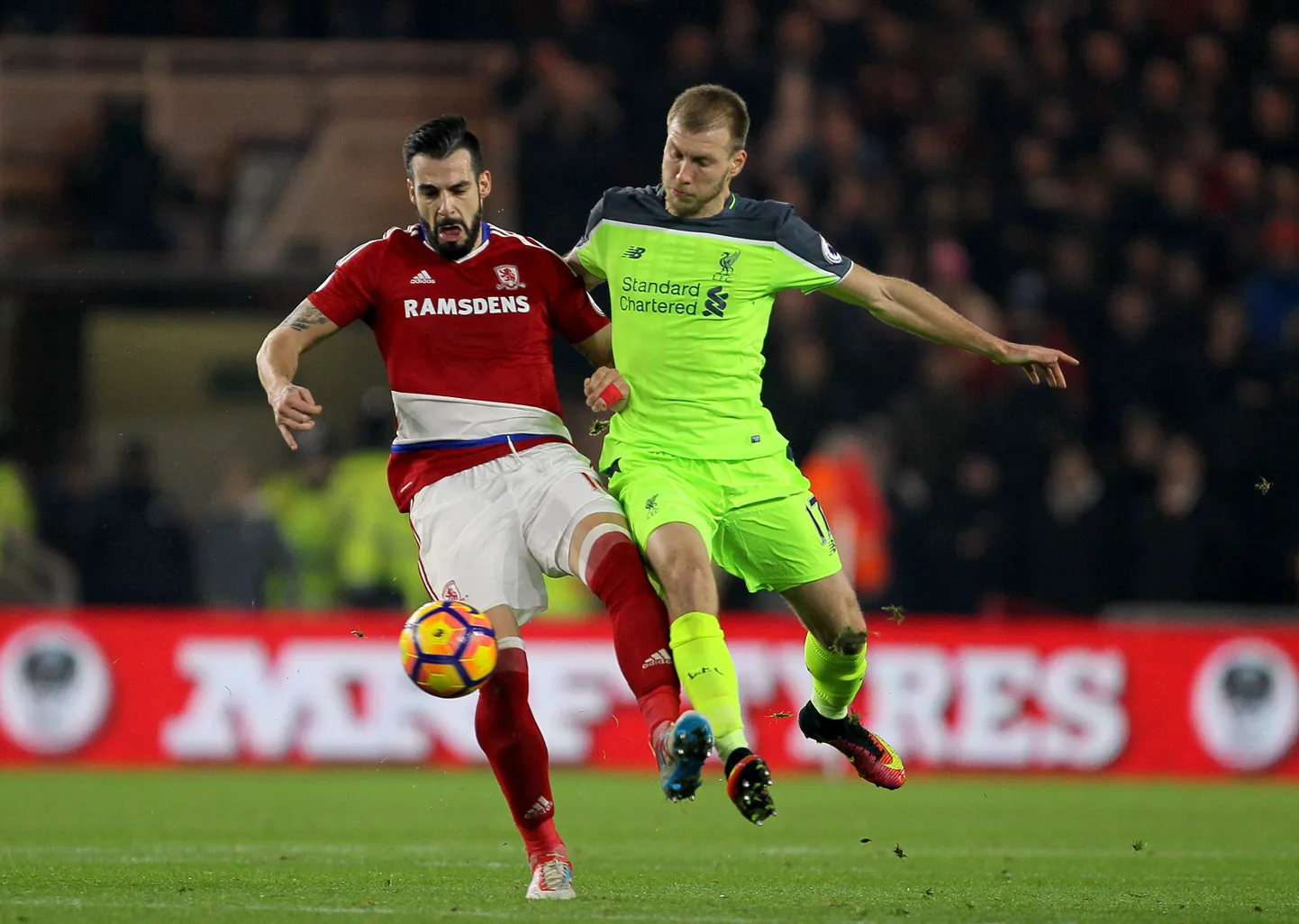 Ragnar Klavan (paremal) heitlemas Alvaro Negredoga.