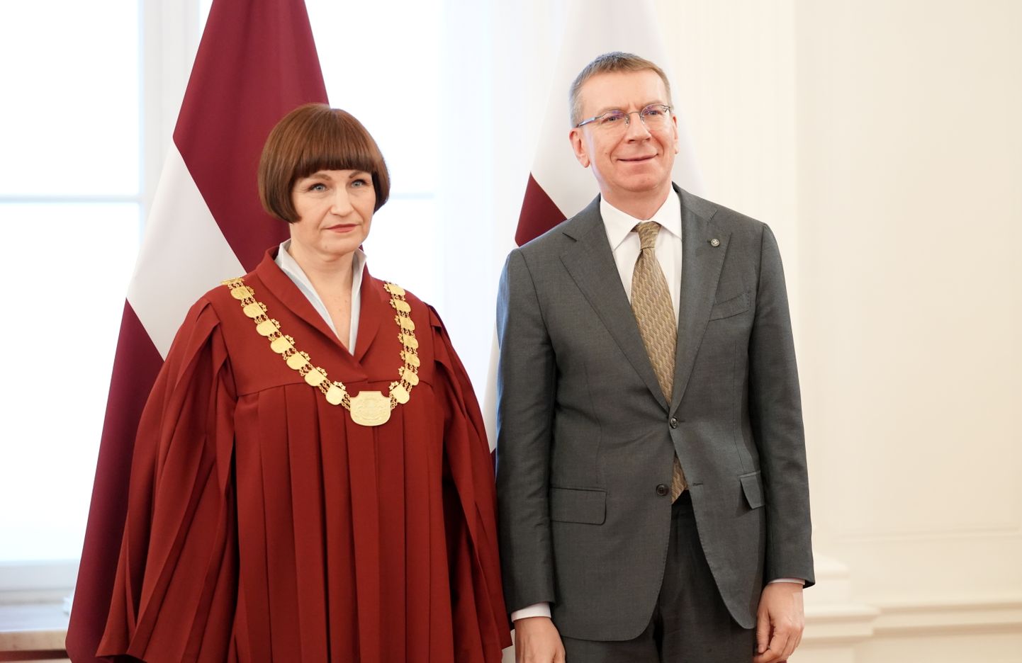 Valsts prezidents Edgars Rinkēvičs un Augstākās tiesas tiesnese Sanita Osipova piedalās svinīgajā zvēresta došanas ceremonijā Rīgas pilī.