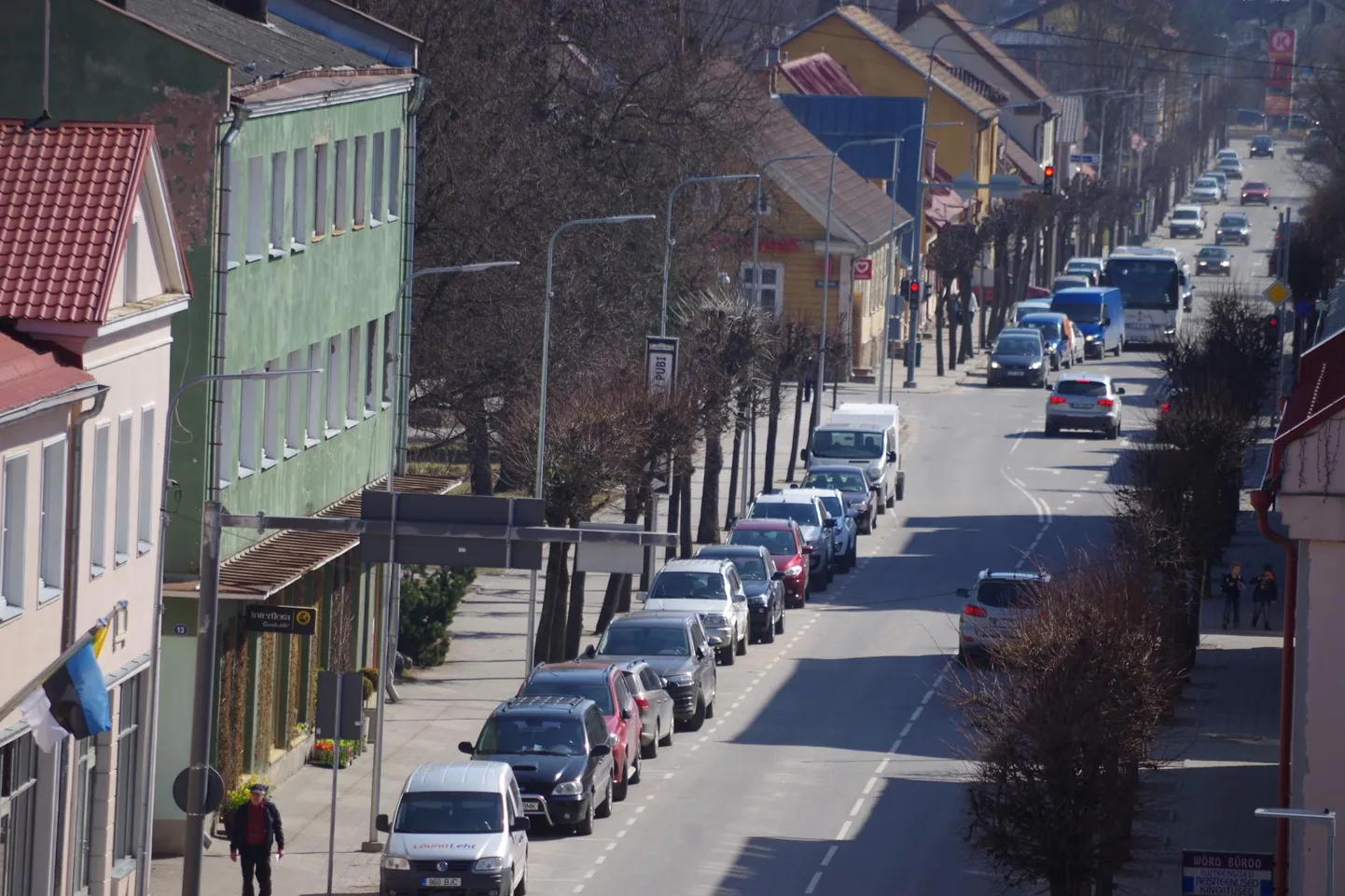 Võru kesklinnas soovitakse piirata tänava ääres parkivate sõidukite hulka.