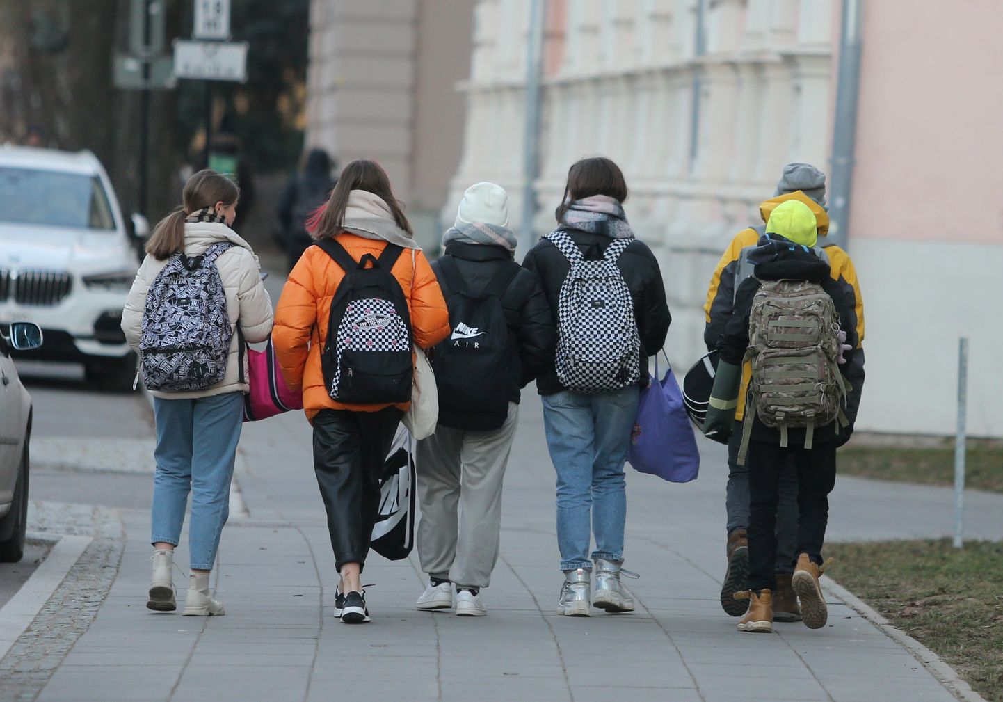 Pildil Reiniku kooli lapsed koolist koju minemas.