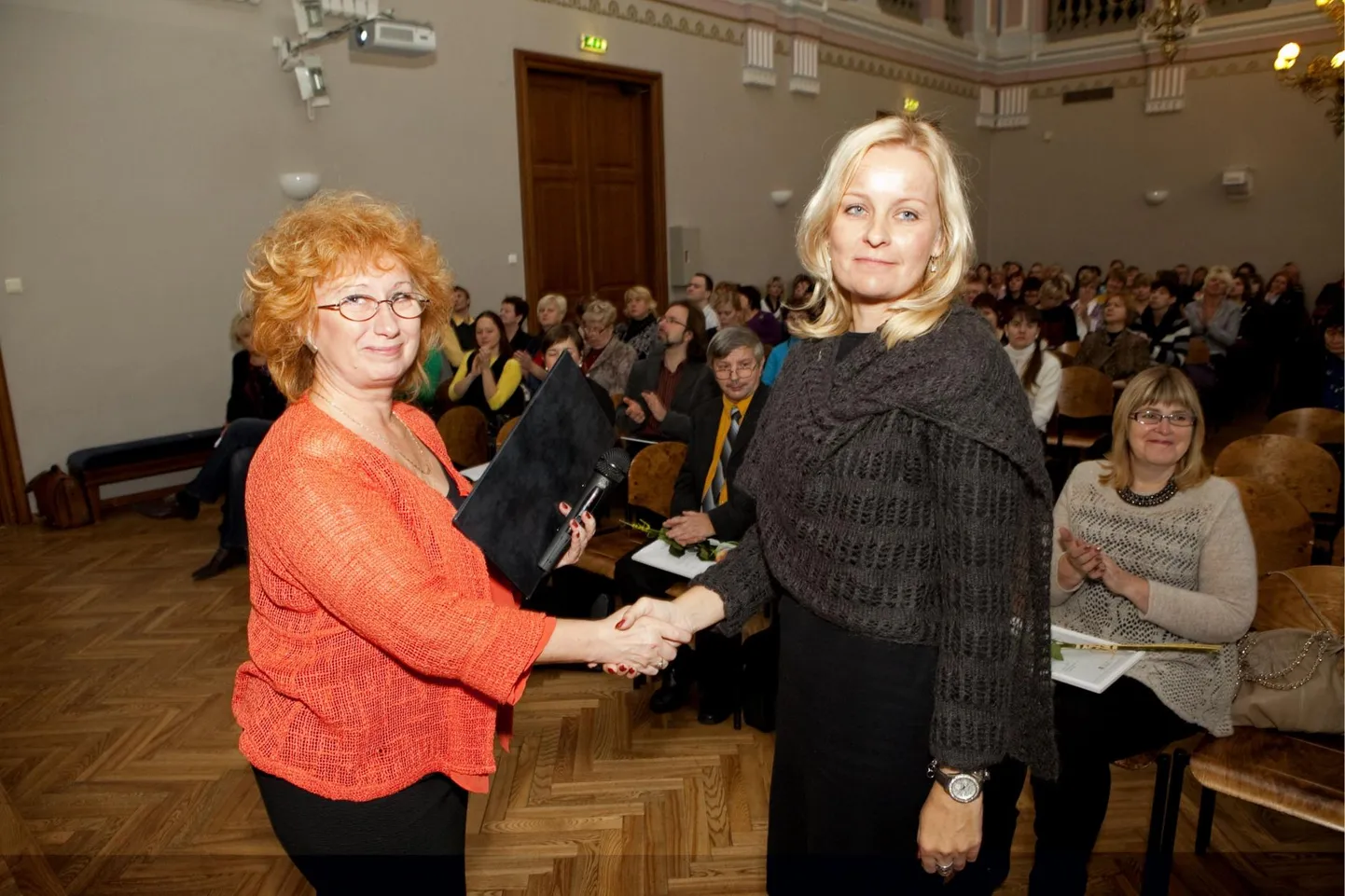 Anne Kalmus on õpetanud lapsi, täiskasvanuid ja õpetajaidki, ta on kirjutanud õppematerjale ja teda on mitu korda tehtu eest esile tõstetud. Pildil SA Tiigrihüpe e-õppematerjali konkursi võitjana õnnitlust vastu võtmas.