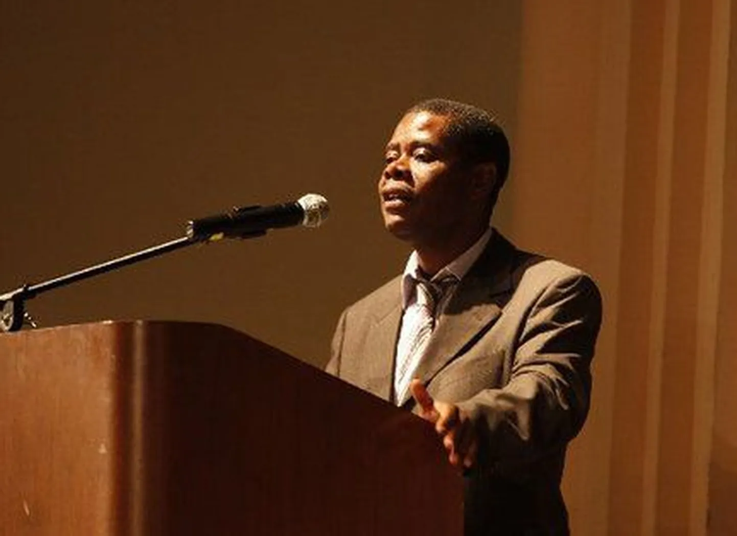 Suursaadik Lazarous Kapambwe West Orange'i keskkoolis esinemas.