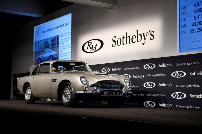 Aston Martin DB, mida on näha James Bondi filmides «Goldfinger» ja «Thunderball». Selle auto eest maksti oksjonil 6,4 miljonit dollarit.