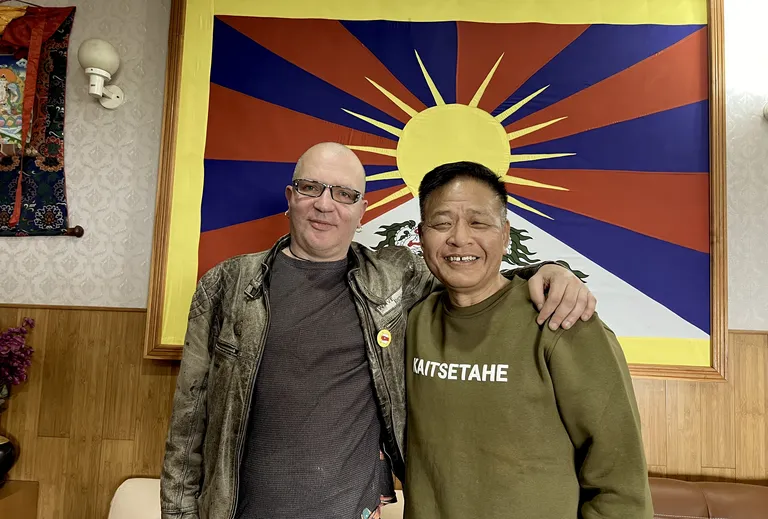 Tiibeti eksiilvalitsuse president (Sikyong) Penpa Tsering talle kingitud "Kaitsetahe" pusaga ja Juku-Kalle Raid