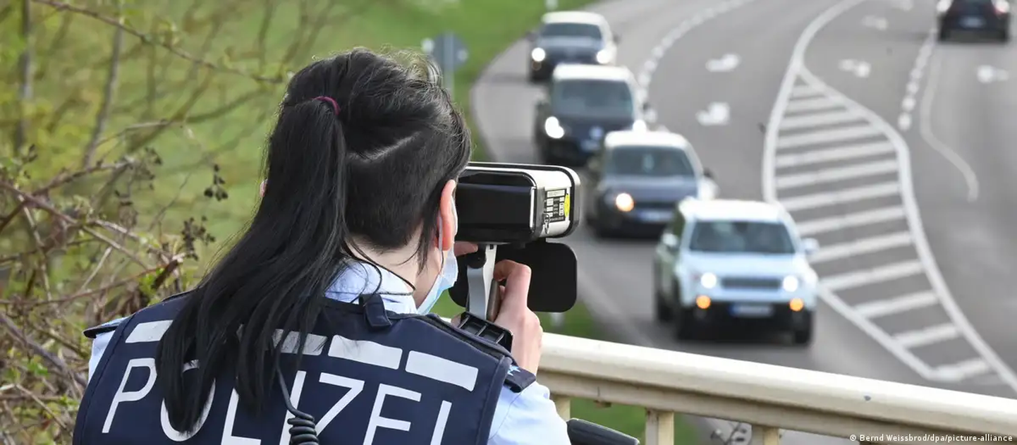 Немецкая полиция контролирует скорость на автобане