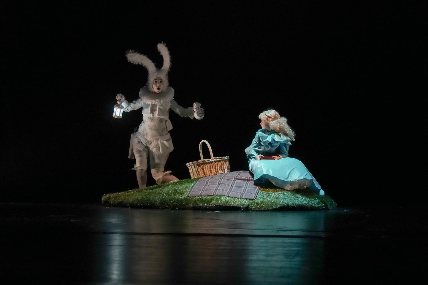 Алиса и Кролик.