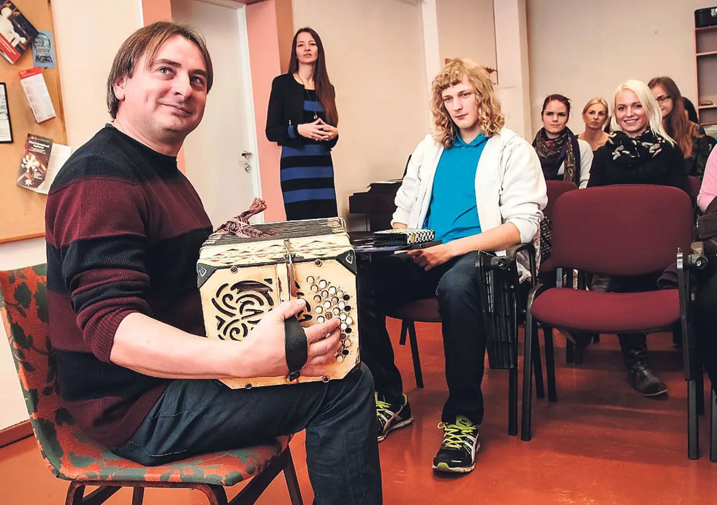 Muusikaõpetaja Darius Mockevicius pani Pärnu täiskasvanute gümnaasiumis antud tunnis kõlama karmoška ja tutvustas leedu rahvamuusikat.