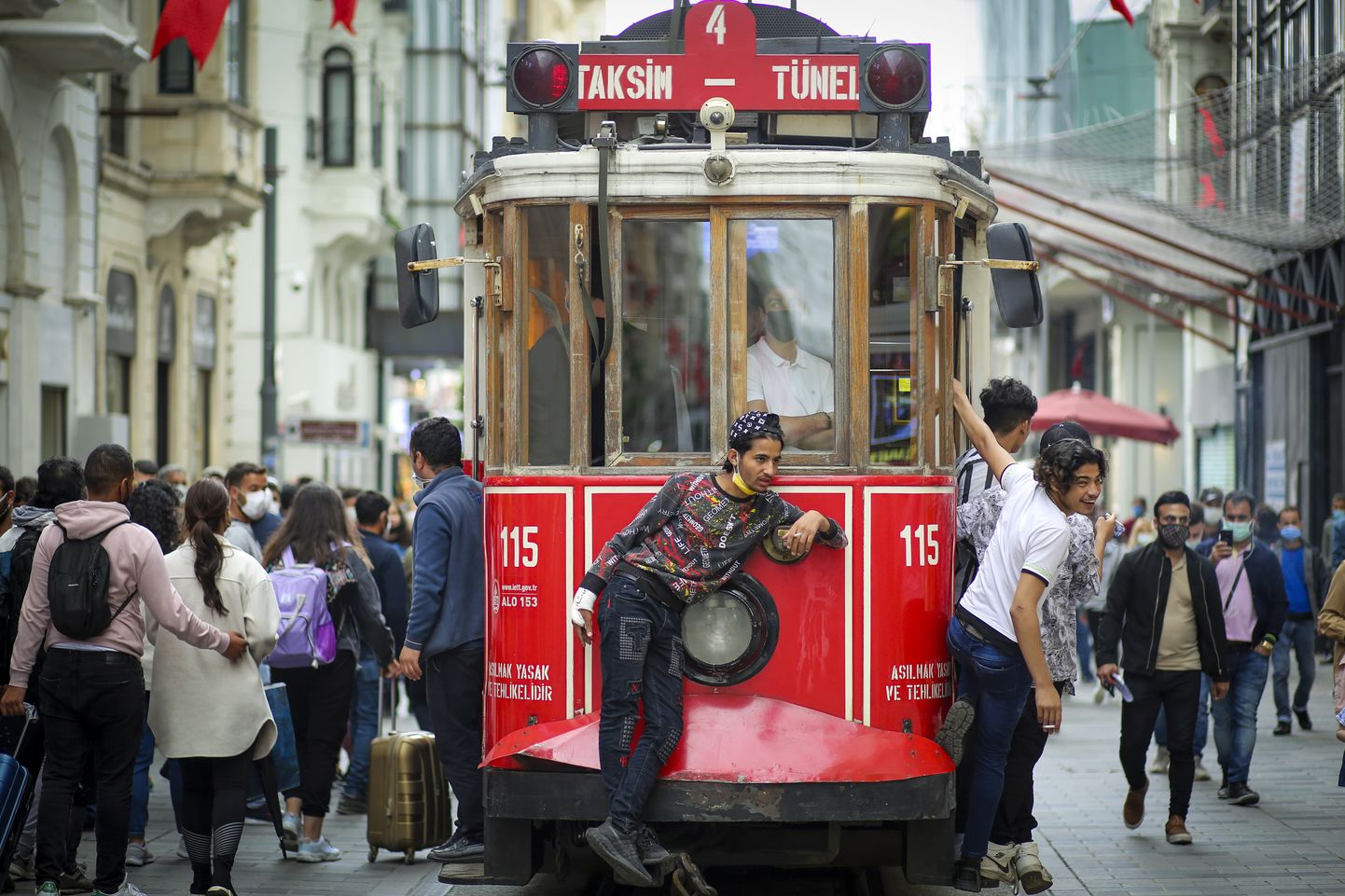 Istanbuli tänavavaade: Türgis on uuringu järgi kõige kiirem elamukinnisvara hinnatõus ja koduostjad peavad välja käima 32% suurema summa kui aasta varem.