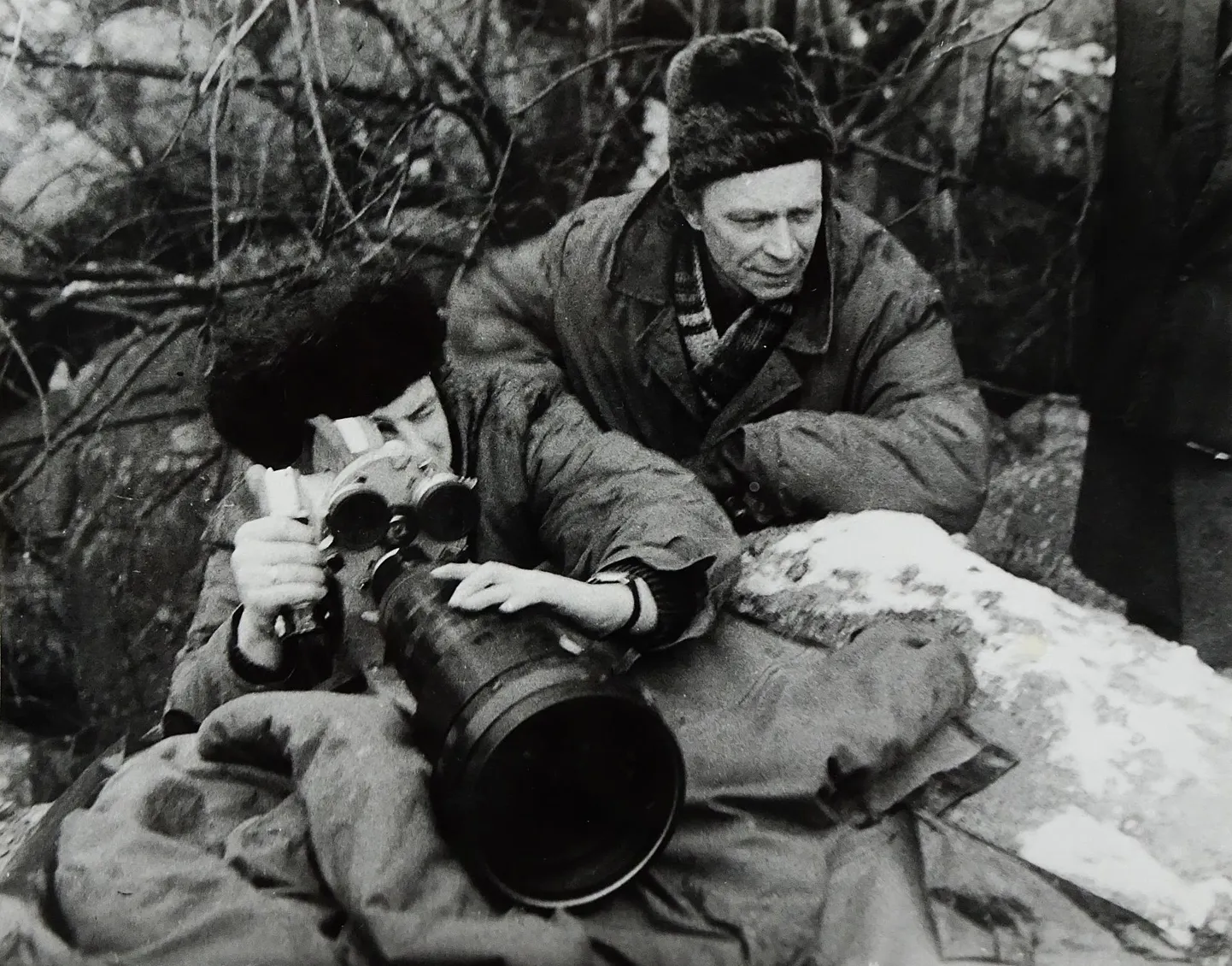 «Laulud kevadele». Operaator Arvo Nuut ja Heino Pars filmivad Taevaskojas jäälindu.