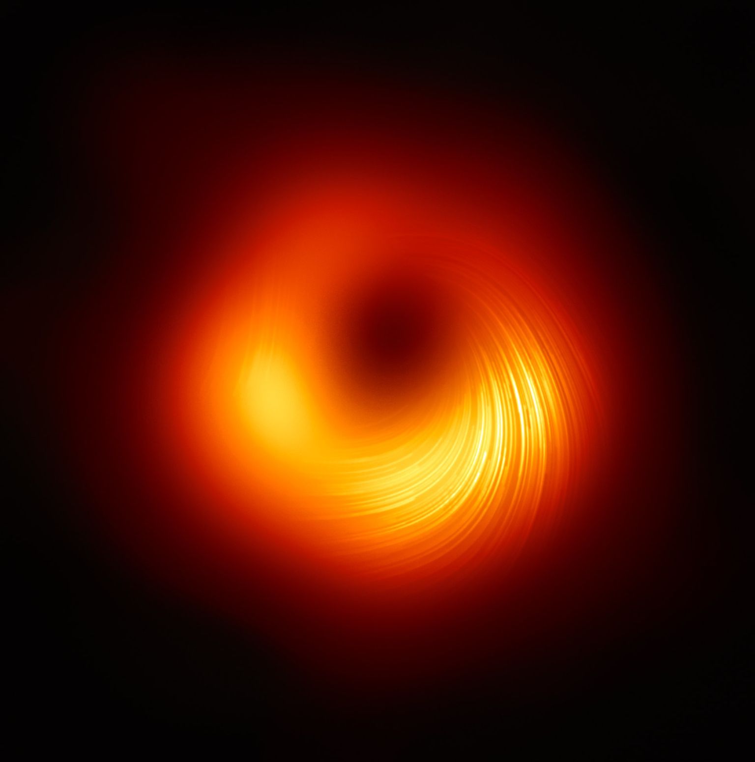 Supermassiivne must auk M87 on inimese pikkusest 5 miljardit triljonit korda suurema läbimõõduga (980 000 valgusaastat) ja paikneb meist 5,9 miljoni valgusaasta kaugusel.