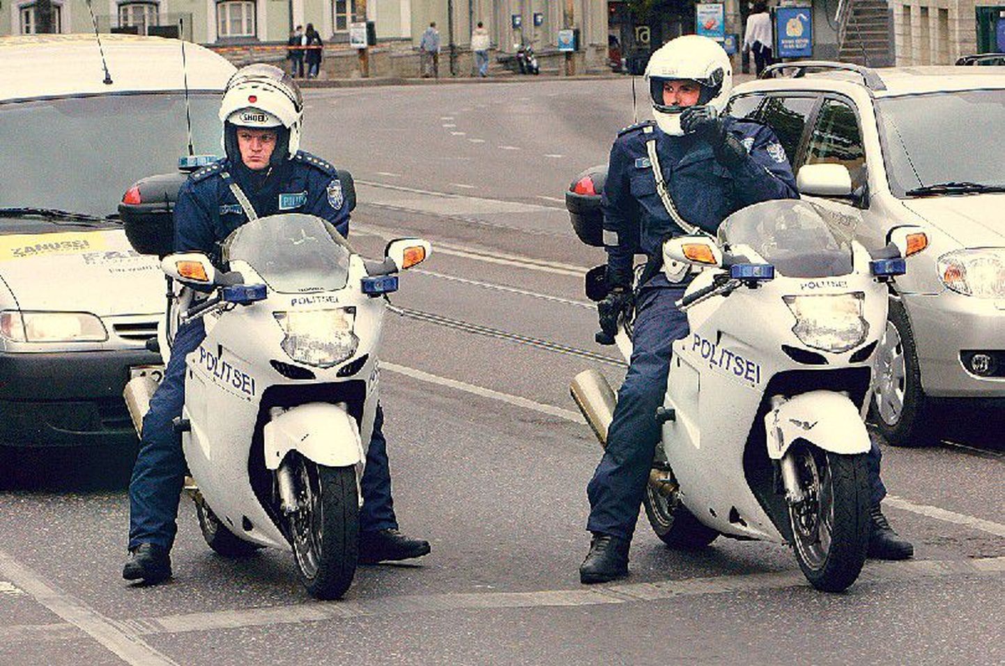 Korrakaitsjad mootorratastel Tallinnas patrullimas.