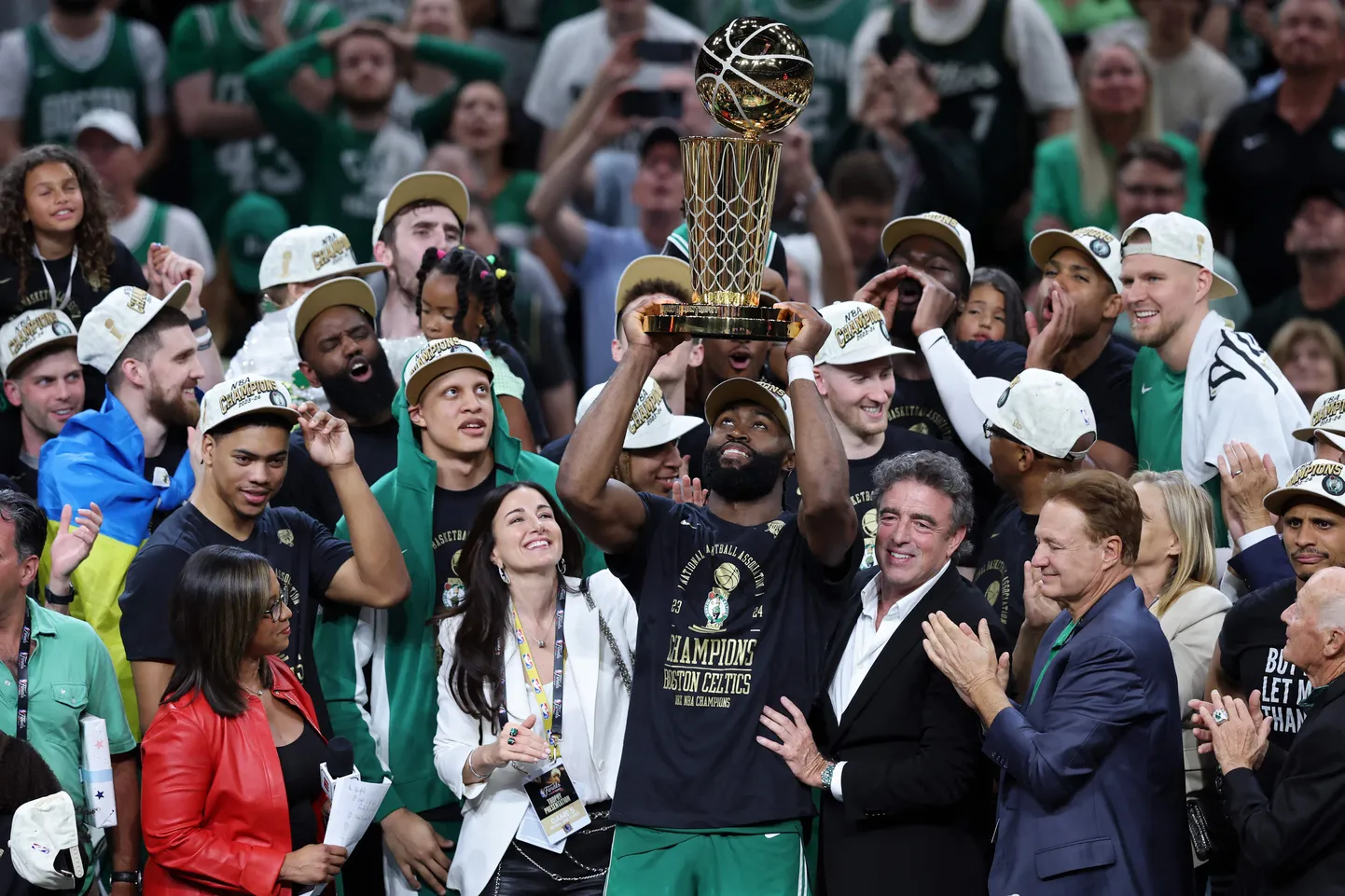 Boston Celticsi mängijas NBA võitjakarikaga. Keskel Jaylen Brown.